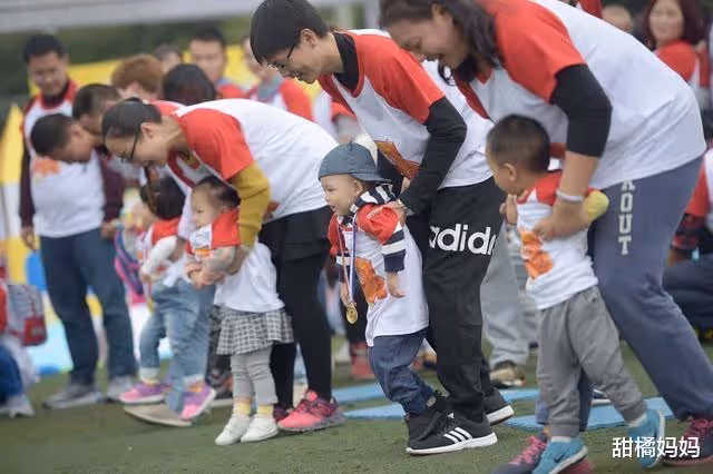 「誰有吃的,能給孩子吃點嗎?」父親無助的聲音,讓乘客坐不住了