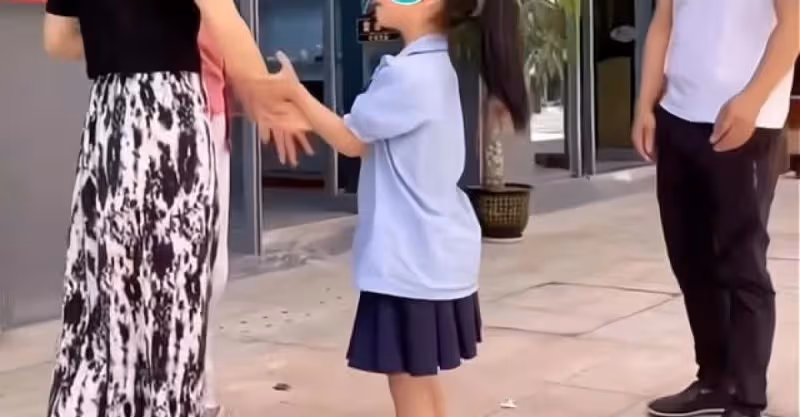 孩子在街上和媽媽打招呼，媽媽卻把孩子推開：我不是你的母親