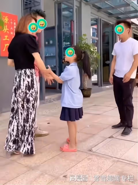 孩子在街上和媽媽打招呼,媽媽卻把孩子推開:我不是你的母親