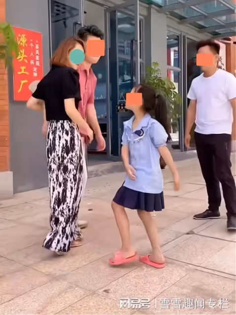 孩子在街上和媽媽打招呼,媽媽卻把孩子推開:我不是你的母親