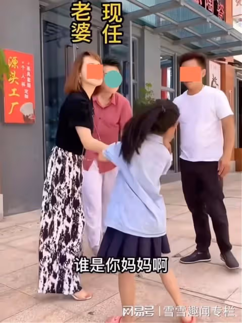 孩子在街上和媽媽打招呼,媽媽卻把孩子推開:我不是你的母親
