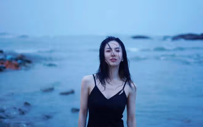 浪姐3唐詩逸疑似戀情曝光！與男子甜蜜牽手，主動摟腰摸臉似熱戀
