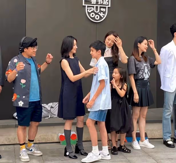 潘粵明凌晨轉發董潔兒子近照,連連道謝令人心疼,已9年未見孩子