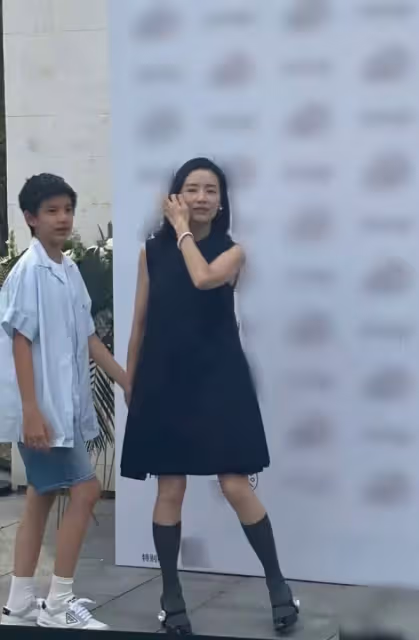 潘粵明凌晨轉發董潔兒子近照,連連道謝令人心疼,已9年未見孩子