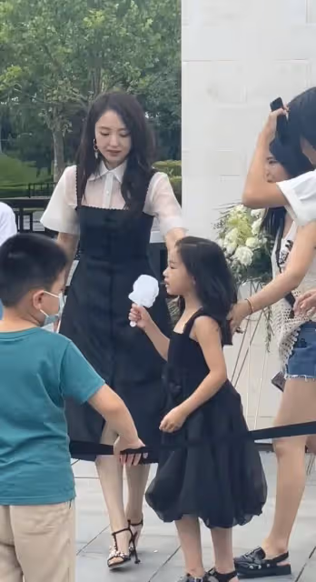 潘粵明凌晨轉發董潔兒子近照,連連道謝令人心疼,已9年未見孩子
