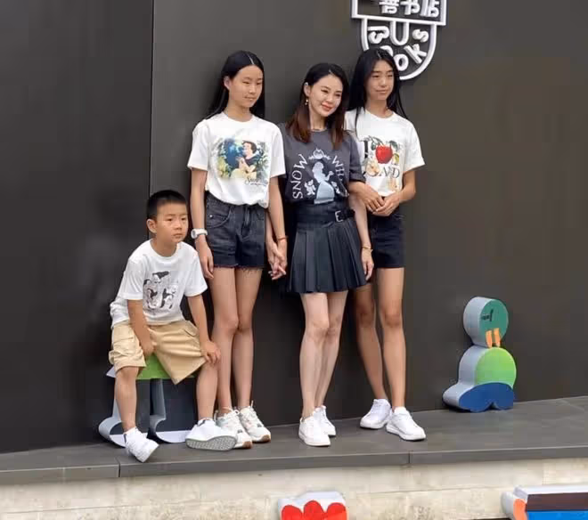 潘粵明凌晨轉發董潔兒子近照,連連道謝令人心疼,已9年未見孩子