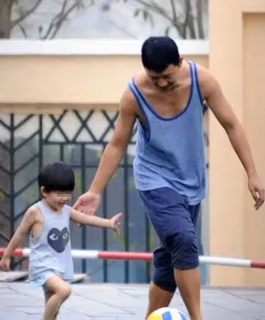 潘粵明凌晨轉發董潔兒子近照,連連道謝令人心疼,已9年未見孩子