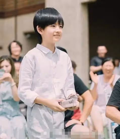 潘粵明凌晨轉發董潔兒子近照,連連道謝令人心疼,已9年未見孩子