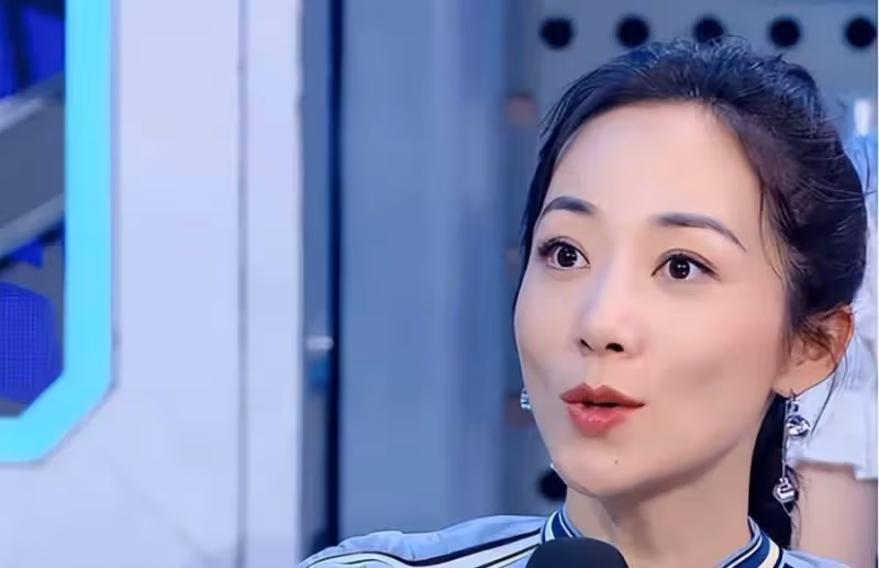 鉆石粉塗臉,96套房產,垃圾桶6萬,這12位女星真「壕無人性」