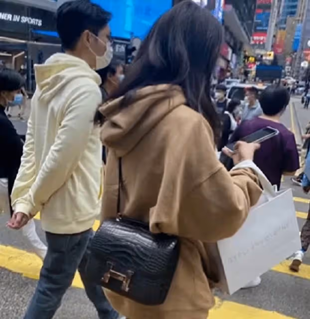 鉆石粉塗臉,96套房產,垃圾桶6萬,這12位女星真「壕無人性」