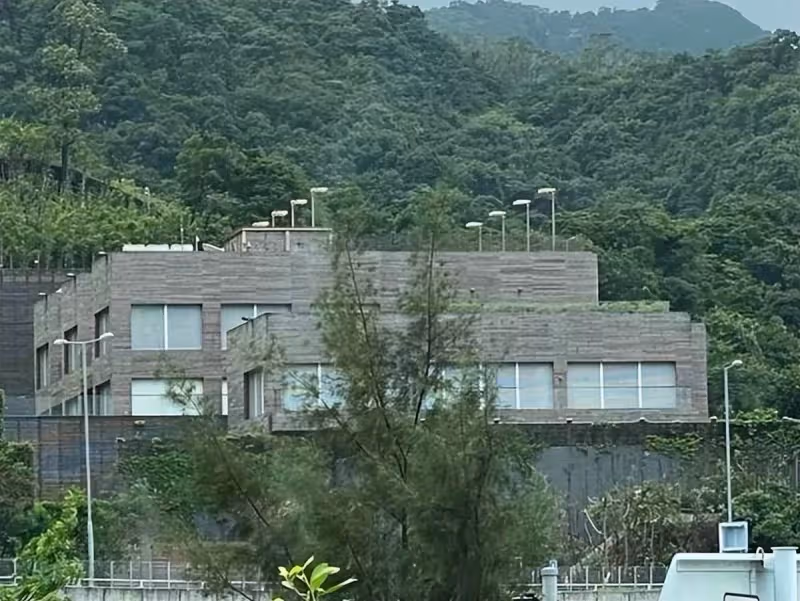 郭富城「嘉園」外觀老化發霉,均價15萬樓齡30年,門口大門貼著二維碼,網友:我真看不出是豪宅