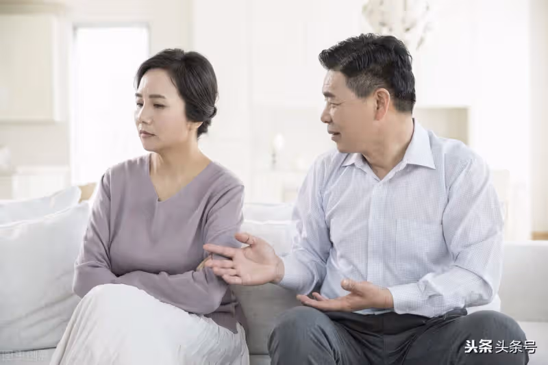 「老婆,我爸媽哥嫂來度夏,你好好表現」妻:要麼AA要麼你全家滾