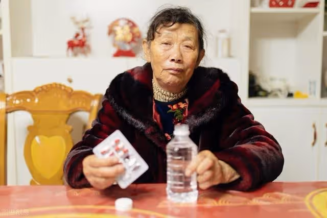 56歲岳父要求女婿養老?女兒霸氣回懟你給我生命,卻不能捆綁