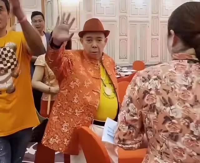 港星黃一飛在內地辦80大壽! 穿一身紅衣顯貴氣,眾星齊現身送祝福