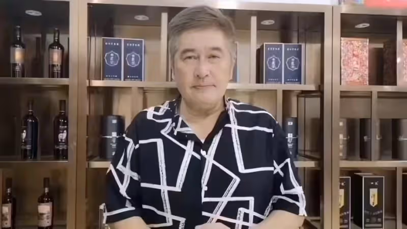 港星黃一飛在內地辦80大壽! 穿一身紅衣顯貴氣,眾星齊現身送祝福