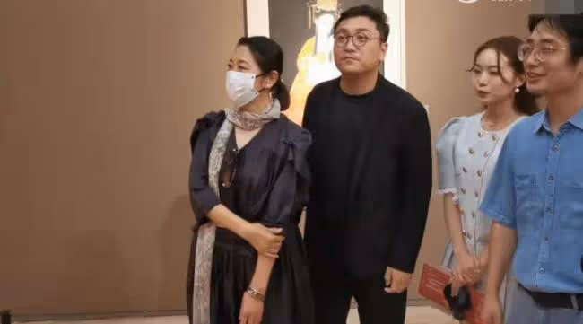 63歲倪萍現身北京看展 純素顏曝光蒼老難認