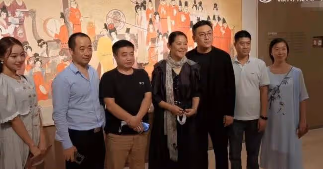 63歲倪萍現身北京看展 純素顏曝光蒼老難認