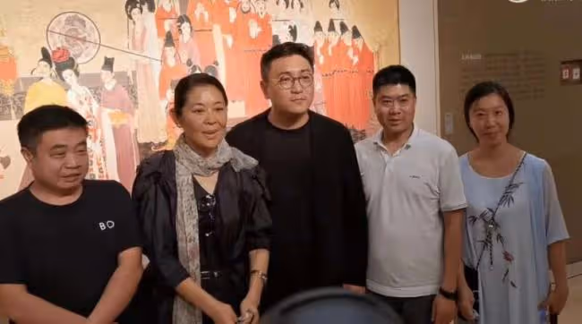 63歲倪萍現身北京看展 純素顏曝光蒼老難認