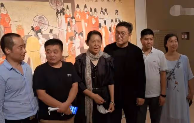 63歲倪萍現身北京看展 純素顏曝光蒼老難認