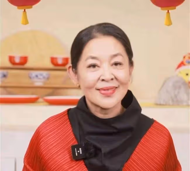 63歲倪萍現身北京看展 純素顏曝光蒼老難認