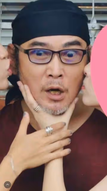 童年男神容貌大變,鬍子花白牙齒髮黃,獲倆美貌女兒親吻滿臉驚慌