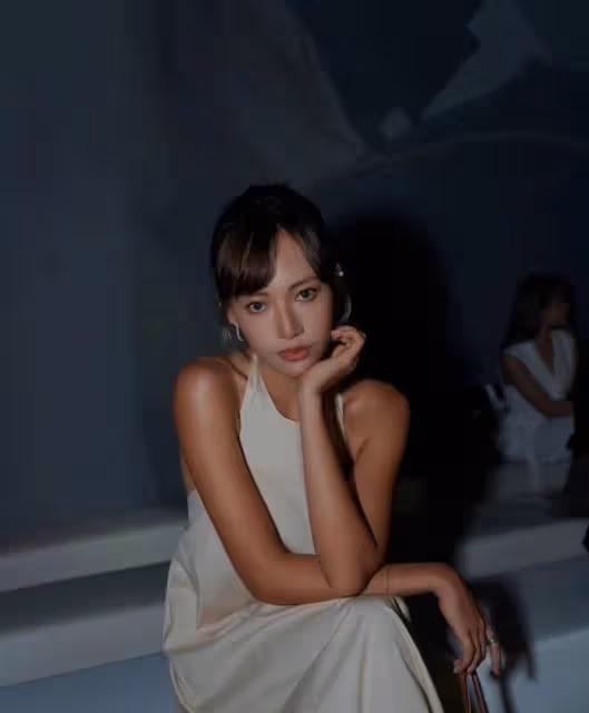 童年男神容貌大變,鬍子花白牙齒髮黃,獲倆美貌女兒親吻滿臉驚慌