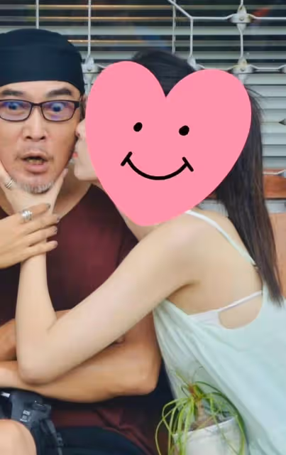 童年男神容貌大變,鬍子花白牙齒髮黃,獲倆美貌女兒親吻滿臉驚慌