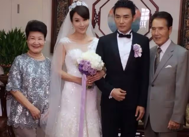 童年男神容貌大變,鬍子花白牙齒髮黃,獲倆美貌女兒親吻滿臉驚慌