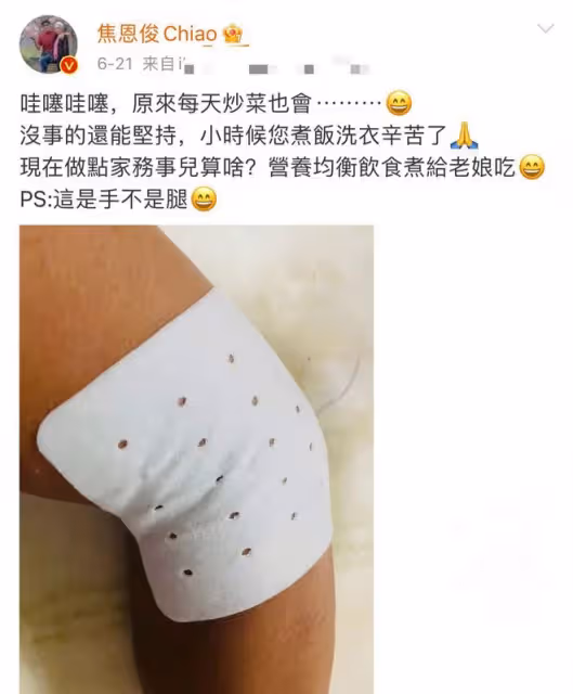 童年男神容貌大變,鬍子花白牙齒髮黃,獲倆美貌女兒親吻滿臉驚慌
