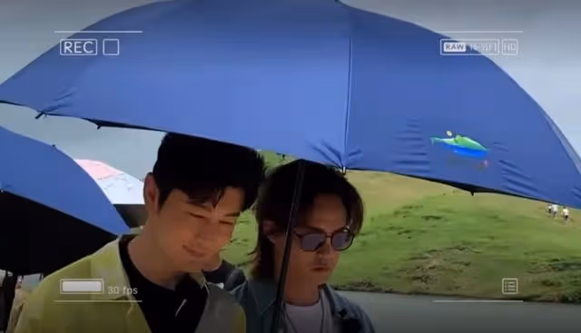 黃曉明尹正再同框,共打一把傘秀兄弟情,殷桃穿一身粉似少女