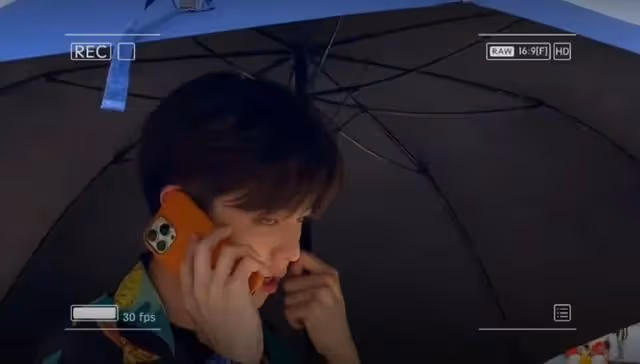 黃曉明尹正再同框,共打一把傘秀兄弟情,殷桃穿一身粉似少女