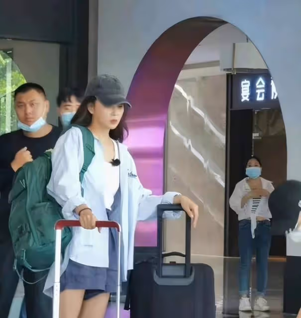 黃曉明尹正再同框,共打一把傘秀兄弟情,殷桃穿一身粉似少女