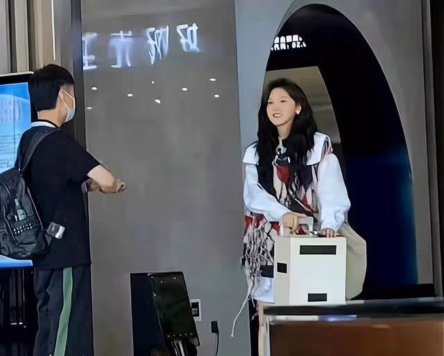 黃曉明尹正再同框,共打一把傘秀兄弟情,殷桃穿一身粉似少女