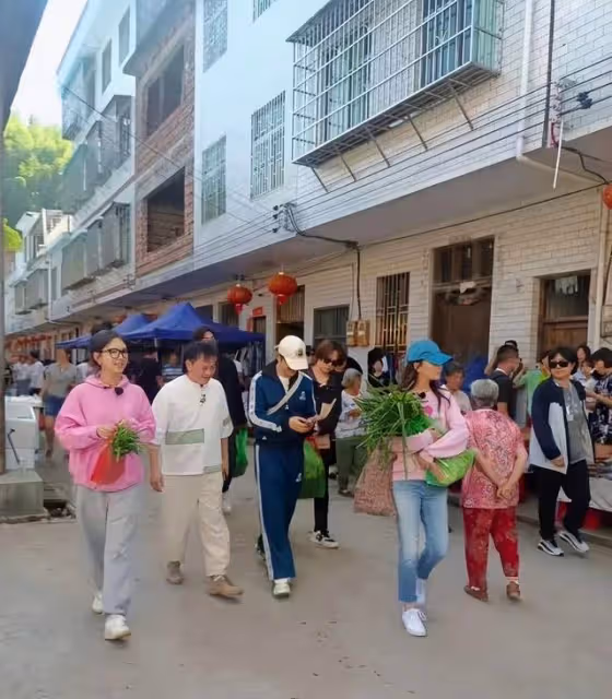 黃曉明尹正再同框,共打一把傘秀兄弟情,殷桃穿一身粉似少女