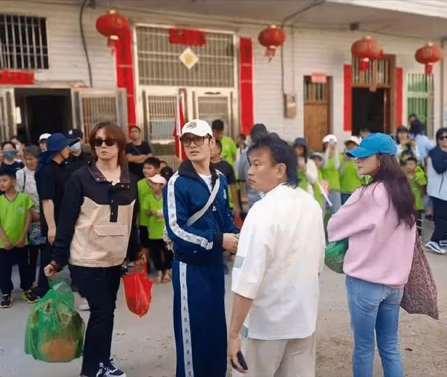 黃曉明尹正再同框,共打一把傘秀兄弟情,殷桃穿一身粉似少女