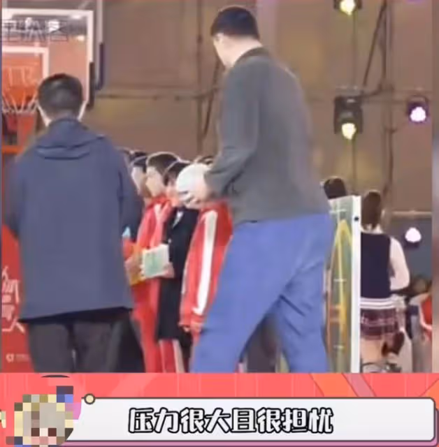 姚明攜女兒做核酸,穿百元T恤肚腩突出,女兒身高驚人長腿矚目