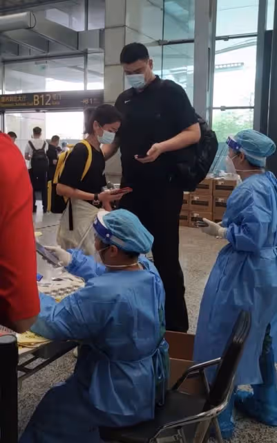 姚明攜女兒做核酸,穿百元T恤肚腩突出,女兒身高驚人長腿矚目