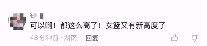 姚明攜女兒做核酸,穿百元T恤肚腩突出,女兒身高驚人長腿矚目