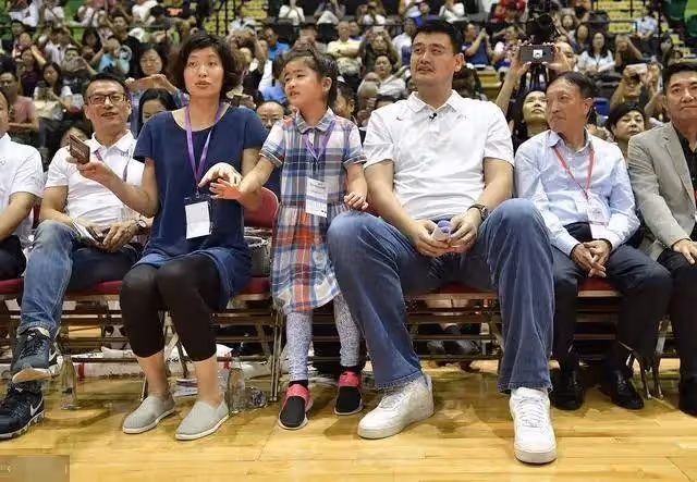 姚明攜女兒做核酸,穿百元T恤肚腩突出,女兒身高驚人長腿矚目