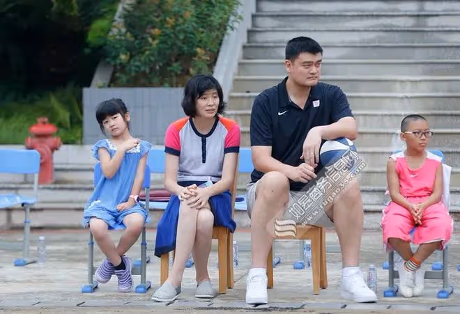 姚明攜女兒做核酸,穿百元T恤肚腩突出,女兒身高驚人長腿矚目
