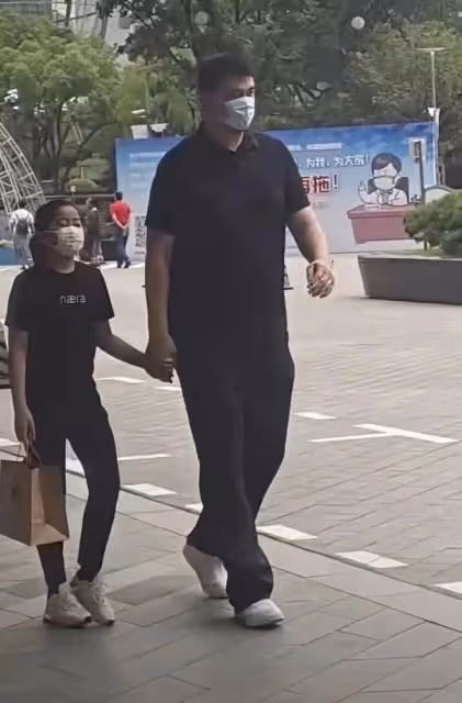 姚明攜女兒做核酸,穿百元T恤肚腩突出,女兒身高驚人長腿矚目