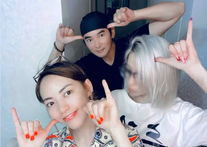 焦恩俊全家福曝光!被倆女兒獻吻很幸福,小女兒皮膚白到發光