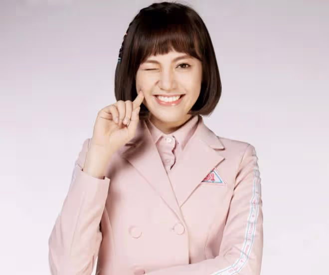 焦恩俊全家福曝光!被倆女兒獻吻很幸福,小女兒皮膚白到發光