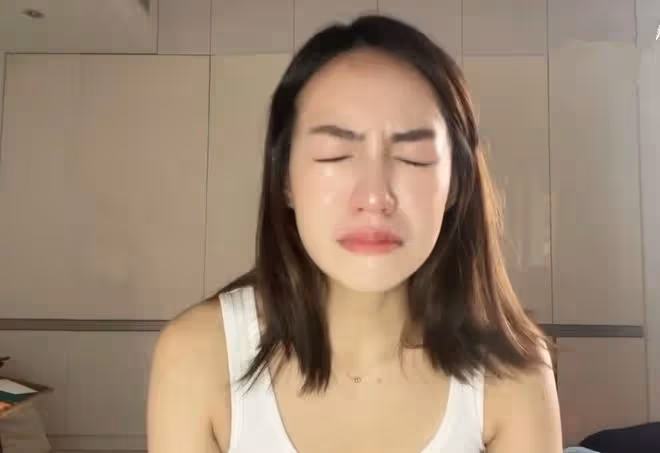 焦恩俊全家福曝光!被倆女兒獻吻很幸福,小女兒皮膚白到發光