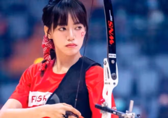 焦恩俊全家福曝光!被倆女兒獻吻很幸福,小女兒皮膚白到發光