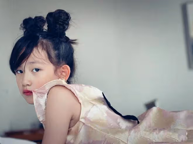 黃磊8歲小女兒近照曝光,胳膊細得像根竹竿,塗紅唇戴耳環太成熟