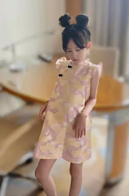 黃磊8歲小女兒近照曝光,胳膊細得像根竹竿,塗紅唇戴耳環太成熟
