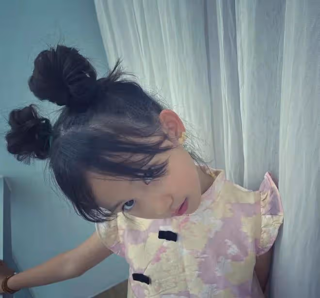 黃磊8歲小女兒近照曝光,胳膊細得像根竹竿,塗紅唇戴耳環太成熟