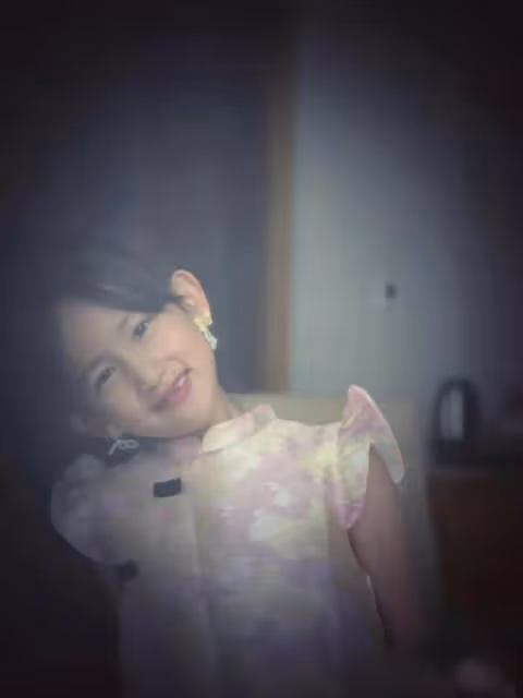 黃磊8歲小女兒近照曝光,胳膊細得像根竹竿,塗紅唇戴耳環太成熟