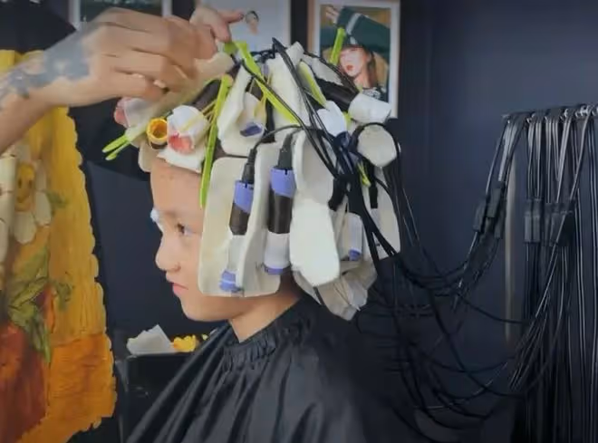 黃磊8歲小女兒近照曝光,胳膊細得像根竹竿,塗紅唇戴耳環太成熟
